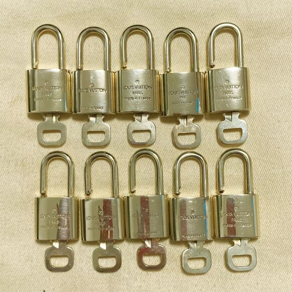 LOUIS VUITTON LV 10 SET PADLOCK KEY CHARM CADENA GOLD-PLATED FRANCE - Picture 2 of 4